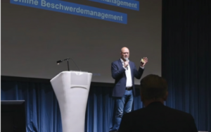 Frank Thiel während einer Keynote